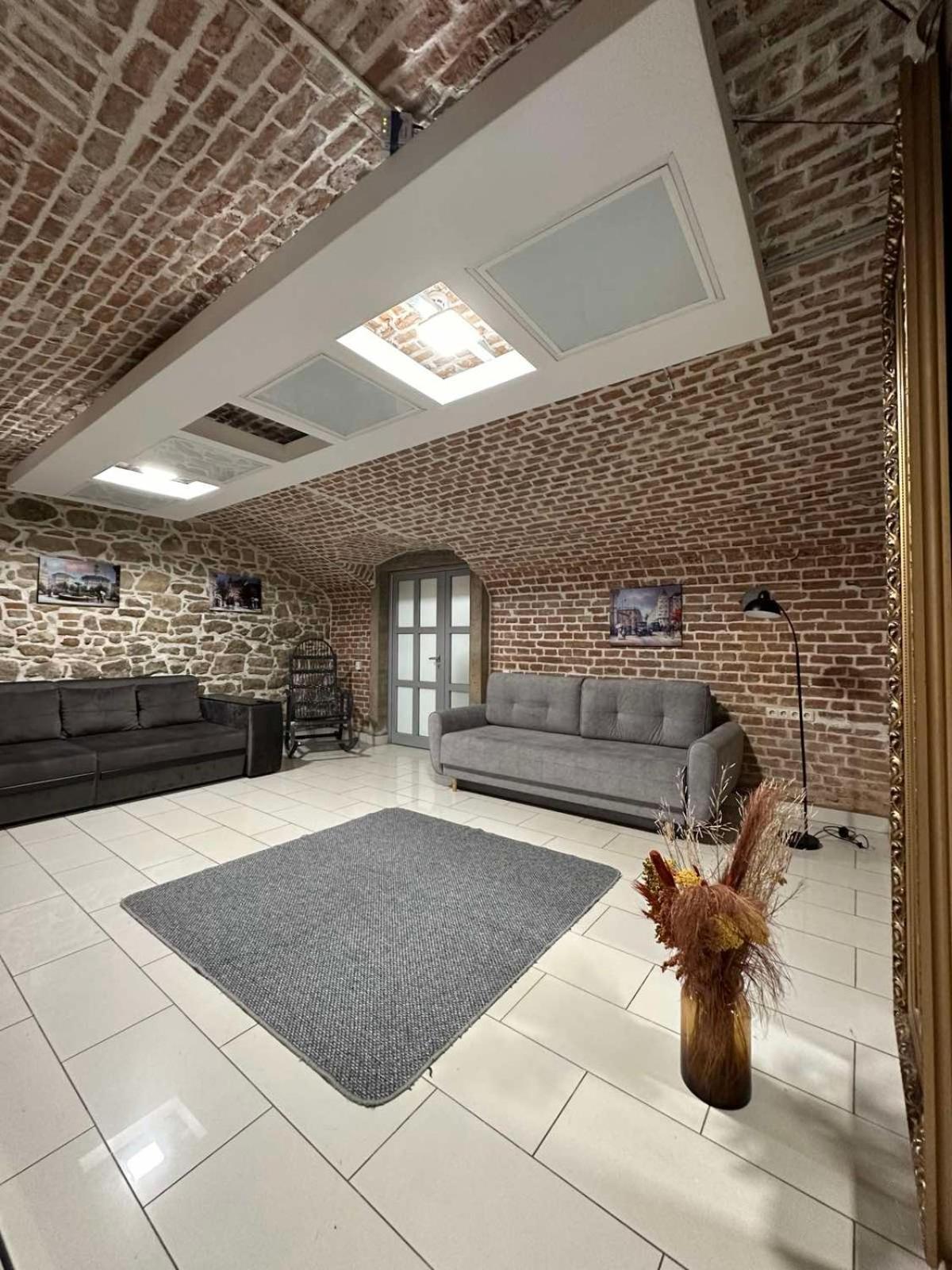 2Х Кім-Й Loft На Площі Філармонії By Willox Chernivtsi Exterior foto